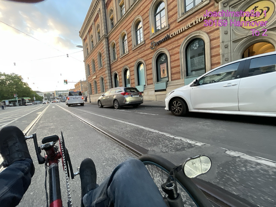 Veloroute das Letzte Stück zum HBF - Trotz leerer Autoparkhäuser - Dürfen die KlimaSchadlichen VerkehrsRaumVerstopfer  die Rechts AbbiegerSpur vor Der Ampel blockieren.