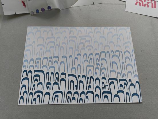 Foto eines bildes das an gedachten diagonalen Linien geteilt ist und  dunkelblau,blau und hellgrau von unten nach oben bemalt. Die striche innerhalb der bereiche sind ähnlich des umgedrehten Buchstabens U gezogen, wobei die Form immer anders ist und sich die einzelnen Striche nie über schneiden. die schmale seite des copic markers ist immer parallel zu langen kante des papiers. dadurch wirken die balken in der gesamtwirkung auch schmaler. due Dina a4 Seite ist anders als bei den anderen Bildern voll ausgefüllt.