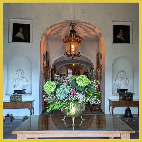 Entrance hall with a bouqet of fresh flowers.