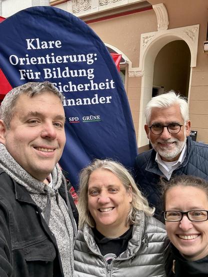 Wahlkampf der SPD Bochum-Ehrenfeld: Jörg Lukat und sein Team (Sarah und Stephie) und Jens Matheuszik