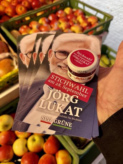 Wahlkampf der SPD Bochum-Ehrenfeld: ein paar Argumente für Jörg Lukat und Marmelade für das Frühstück (auf dem Ehrenfelder Frischemarkt, Hans-Ehrenberg-Platz)