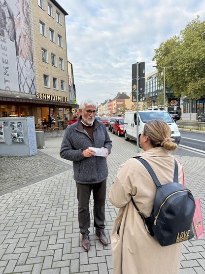 Wahlkampf der SPD Bochum-Ehrenfeld: Jörg Lukat im Gespräch mit einer Bürgerin