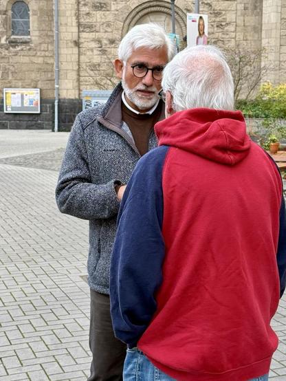 Wahlkampf der SPD Bochum-Ehrenfeld: Jörg Lukat im Gespräch mit einem Bürger