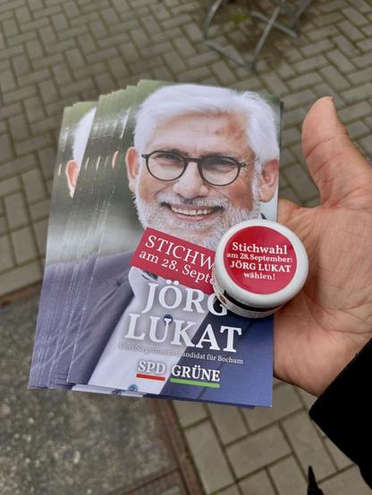 Wahlkampf der SPD Bochum-Ehrenfeld: Flyer von Jörg Lukat und ein Marmeladenglas