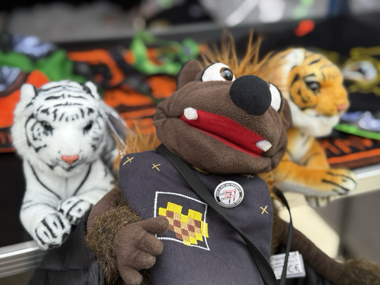 Gaston am Stand des GAF Typhoon Display-Team Bavarian Tigers auf der Malta Airshow mit 2 Stofftieren