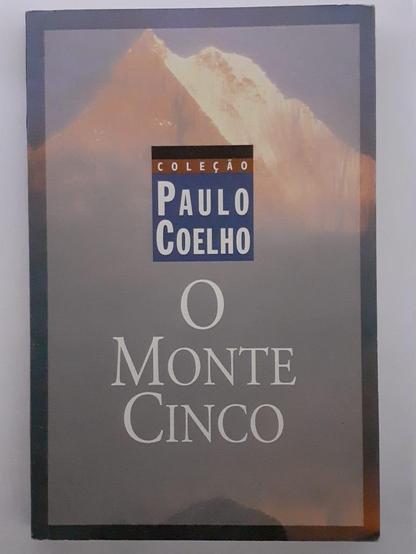 A imagem mostra a capa de um livro intitulado "O Monte Cinco", escrito 
por Paulo Coelho. A capa é predominantemente cinza, com uma fotografia 
de um monte nevado no topo, sugerindo um cenário montanhoso. No centro 
da capa, há um retângulo azul com o texto "COLEÇÃO PAULO COELHO" em 
branco, indicando que o livro faz parte de uma coleção. Abaixo do 
retângulo, o título "O Monte Cinco" está escrito em letras brancas e 
maiúsculas. A capa tem uma borda preta, e o fundo é ligeiramente 
translúcido, permitindo que a imagem do monte seja visível.

Fornecido por @altbot, gerado localmente e de forma privada usando 
Ovis2-8B