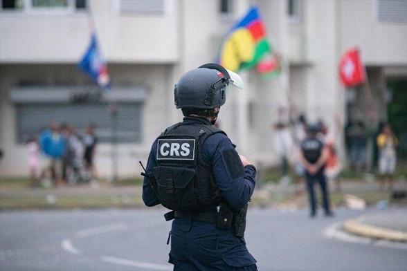 Un policier à Nouméa, le 11 juillet 2024. © Photo Delphine Mayeur / AFP