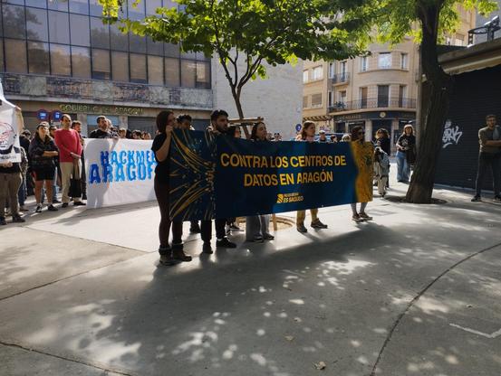 Fotografía de la pancarta principal "contra los centros de datos en Aragón. No es sequía es saqueo"