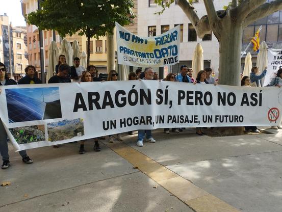 Pancarta larga "Aragón sí, pero no así. Un hogar, un paisaje, un futuro"