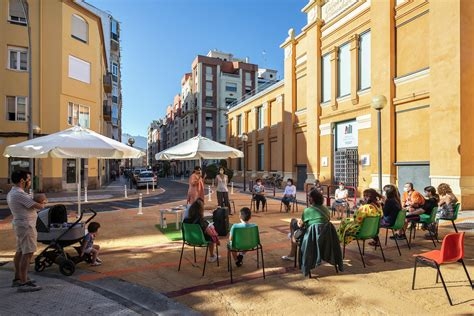 Intervención táctica de la estrategia Calles abiertas frente a la biblioteca Rafael Azcona en Logroño.