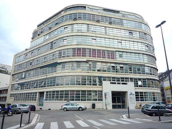 Brosserie de poil animal naturel dit Immeuble Mercure à #Grenoble (#Isère) L’immeuble Mercure est construit selon un plan trapézoïdal dont les angles du petit côté sont arrondis. Il est couvert d’un toit terras...
Suite 👉 https://monumentum.fr/architecture-contemporaine-remarquable/acr0000065/grenoble-brosserie-de-poil-animal-naturel-dit-immeuble-mercure
#Patrimoine #ArchitectureContemporaine
Photo CC-BY-SA 4.0 : Utilisateur:Milky2
