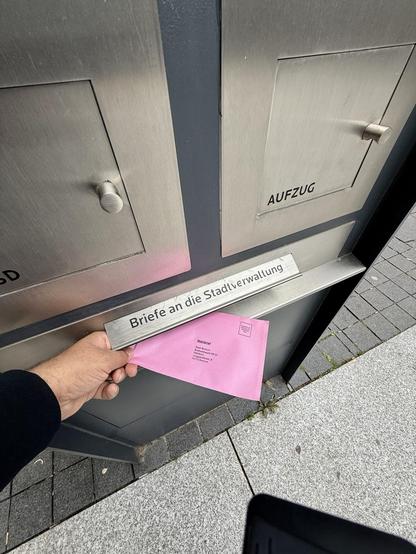 Wahlumschlag im Briefkasten der Stadtverwaltung der Stadt Bochum.
