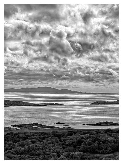 Meeresbucht in S/W mit dramatischen Wolken