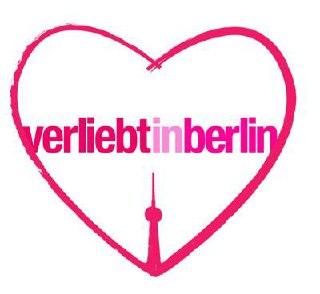 Logo mit einem Herzrahmen, in dem der Text "verliebt in berlin" steht. Im unteren Teil des Herzrahmens ist eine stilisierte Darstellung des Berliner Fernsehturms zu sehen.