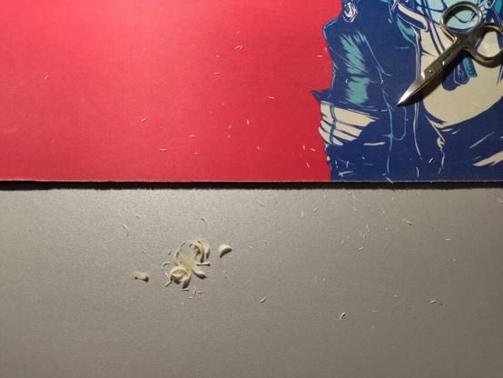 Unghie e briciole di esse miste sulla mia scrivania e il tappetino del mouse, come descritto; forbicine usate nell'angolo