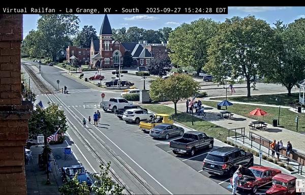 Mehrere Fahrzeuge auf Stellplätzen am rechten Straßenrand.
Zwischen modernen Fahrzeugen stehen älterre zum Teil stark aufgearbeitete Fahrzeuge für ein Oldi-Treffen

La Grange - Kentucky - USA auf einer Straße mit einer Schiene, auf welcher sporadisch lange Güterzüge fahren.
Dort findet ab und zu ein Treffen aufgearbeiteter alter Fahrzeuge statt