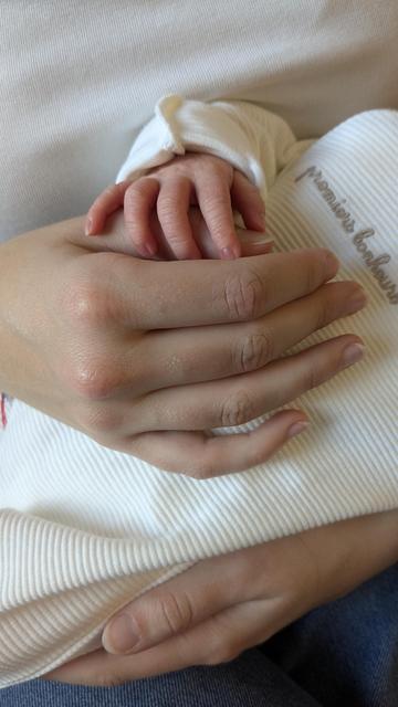 La petite main du fils de mon fils, dans la main de ma fille.
Je deviens grand-père.