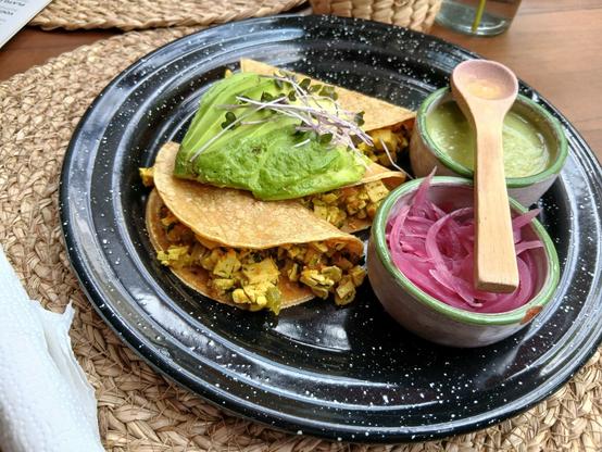 tacos veganos de tofu con vegetales y aguacate. acompañafos de salsa verde y cebolla curtida