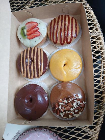 una caja de seis donas veganas variadas