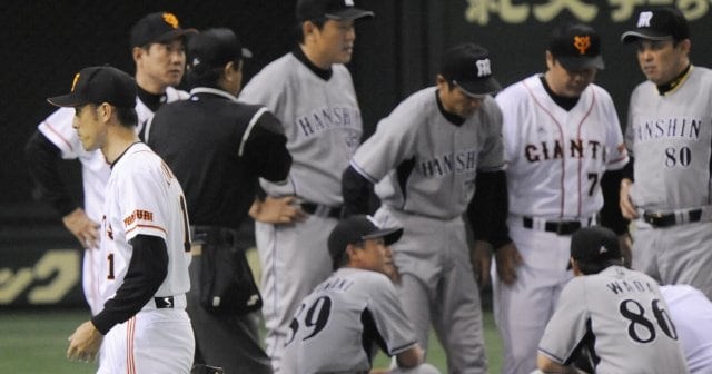 「ヘルメット破壊で場内騒然」フルイニング出場中の阪神・金本知憲に頭部死球…巨人・木佐貫洋に“鉄人”が放った仰天の一言「次にオレと対戦する時は…」 - プロ野球 - Number Web