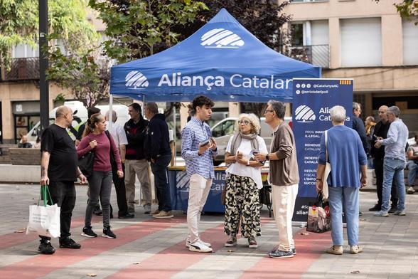 Un militante de Aliança Catalana ayer en la Plaza de Ibiza del barrio de Horta de Barcelona, repartiendo panfletos y hablando con vecinos.