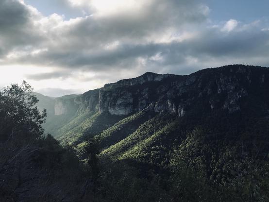 Lever du soleil sur les relief de Lozère - Le Rozier - Causse Mejean.