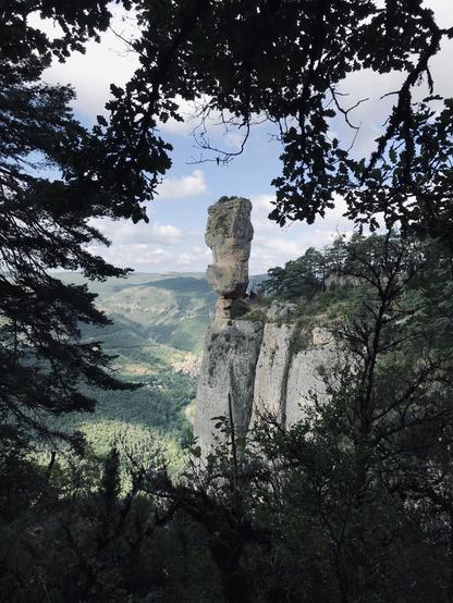 Le vase de Chine, grosse roche en équilibre sur le plateau du causse Mejean…