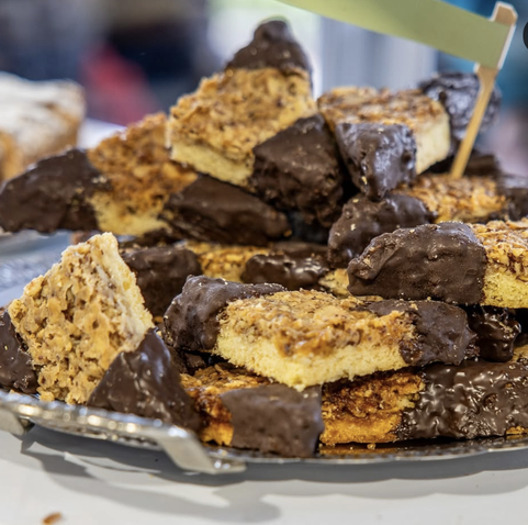 Ein Teller mit gestapelten Nussecken