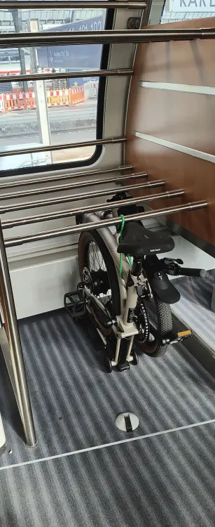 Mein Brompton Jobrad zusammengeklappt in einer IC Gepäckablage