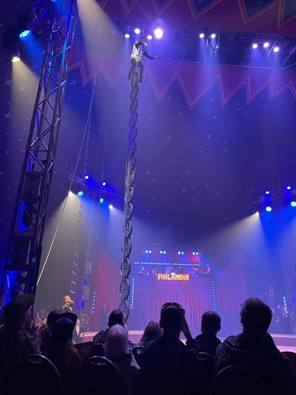 Korkea yksipyöräinen, joka koostuu 17:stä pyörästä. Polkija on melkein teltan katon korkeudella.