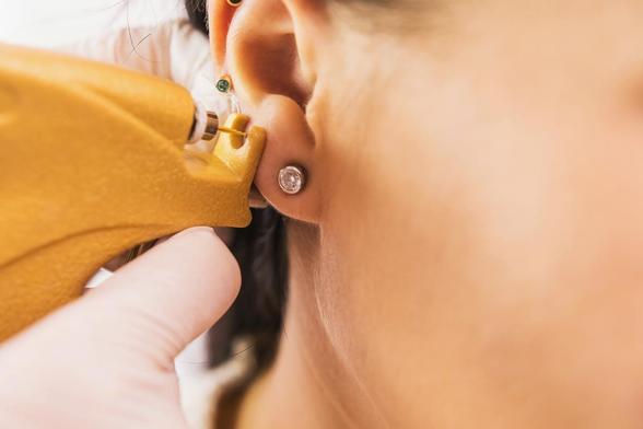 Una persona, haciéndose un piercing. (Getty Images)