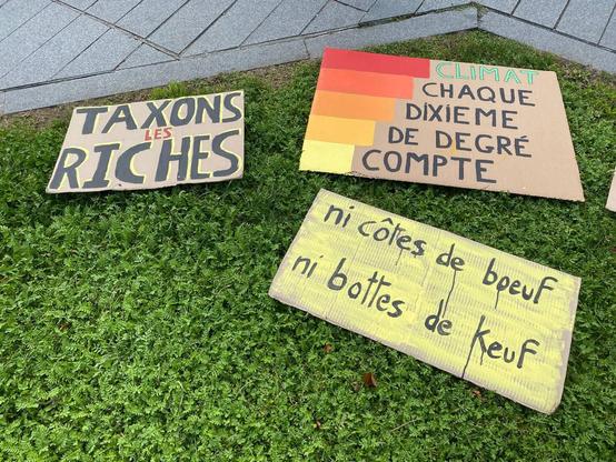 3 pancartes : 
"ni côtes de boeuf, ni bottes de keuf"
"taxons les riches"
"climat, chaque dixième de degré compte"