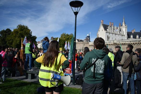 Rassemblement de personnes devant le château des Ducs de Bretagne à Nantes.