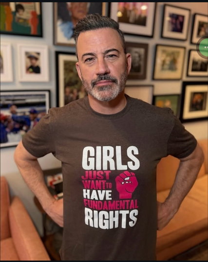Ein Screenshot. Jimmy Kimmel mir einen T-Shirt mit den Aufdruck "Girls Just want to have fundamental rights"