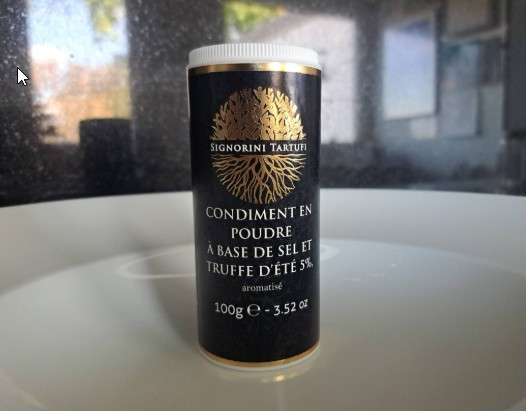 Eine Streudose mit Trüffelsalz.