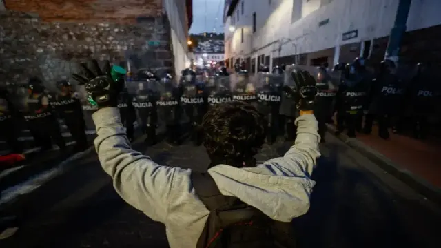 indigenous activist surrounded by police in Ecuador.  “Ecuador must protect the rights of assembly and association and ensure a safe environment for activism,” the UN rapporteur said. Photo: EFE