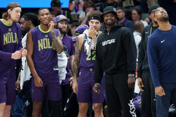 New Orleans Pelicans players on bench