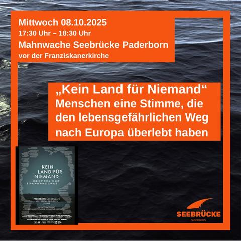 im Hintergrund sind Wellen, !Kein Land für Niemand" steht in der Mitte des Fotos - unten links ist ein Plakat mit der Filmankündigung für den 08.10.