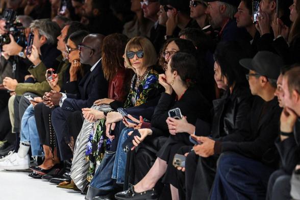 Anna Wintour este sábado en el desfile de Dolce & Gabbana, en Milán. (Claudia Greco VIA REUTERS)