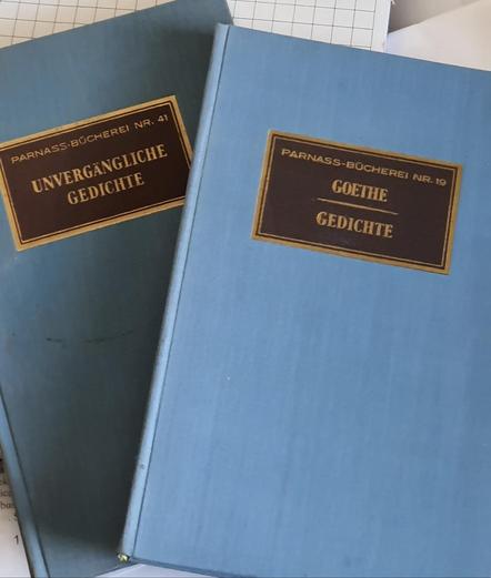 Kaksi sinikantista runokirjaa sarjassa Parnass-Bücherei: vasemmalla "Unvergängliche Gedichte", oikealla "Goethe Gedichte".
