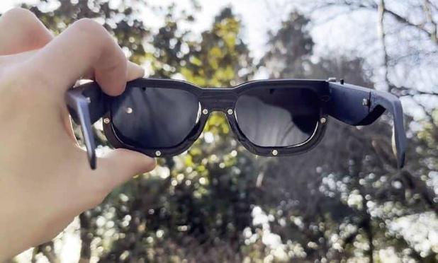 Un ragazzo di 19 anni ha inventato occhiali che si oscurano in 20 millisecondi quando rilevano luce pericolosa per gli epilettici. Lensare usa sensori e lenti LCD per proteggere dalle crisi fotosensibili. Il prototipo funziona, costa meno di 50€ da produrre e ha un prototipo già funzionante. Finalmente una soluzione intelligente per chi non può guardare schermi o luci senza rischiare crisi epilettiche.
