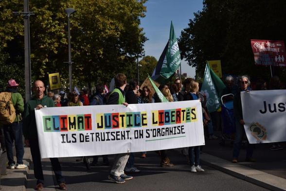 groupe de personnes portant une banderoles climat justice libertés