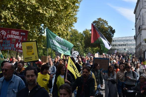 groupe de personnes manifestant pour le climat, la justice et les libertés
