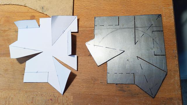 Un modèle de pliage en papier et l'équivalent en acier inoxydable