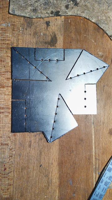 Un morceau d'inox avec des marques de pliures