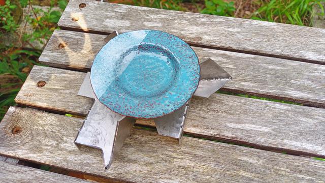 La coupelle est posée sur le support à émailler.