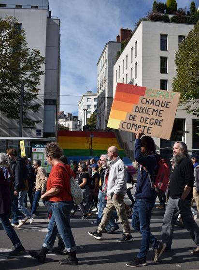 Manifestation pour le climat, la justice et les libertés devant les marches des fiertés à Nantes.