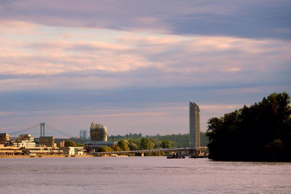 Photo format paysage de la Garonne et de certains monuments (dans le fond).
Notamment deux ponts et le musée de la Cité du Vin.
La lumière est assez douce, il est encore tôt.