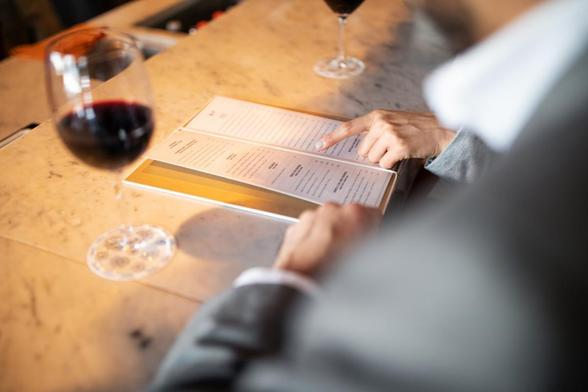 Varios clientes consultan la carta de un restaurante. (GETTY)
