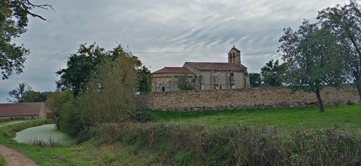 Une église avec un mur d'enceinte pour l'ancien cimetière